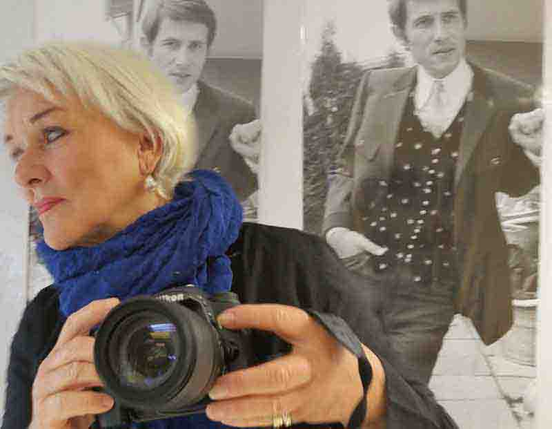 Ingeborg Bock-Schroeder: Selbstporträt der Fotografin mit Telefon, 1960er Jahre, aus dem Archiv der Sammlung Bock-Schroeder