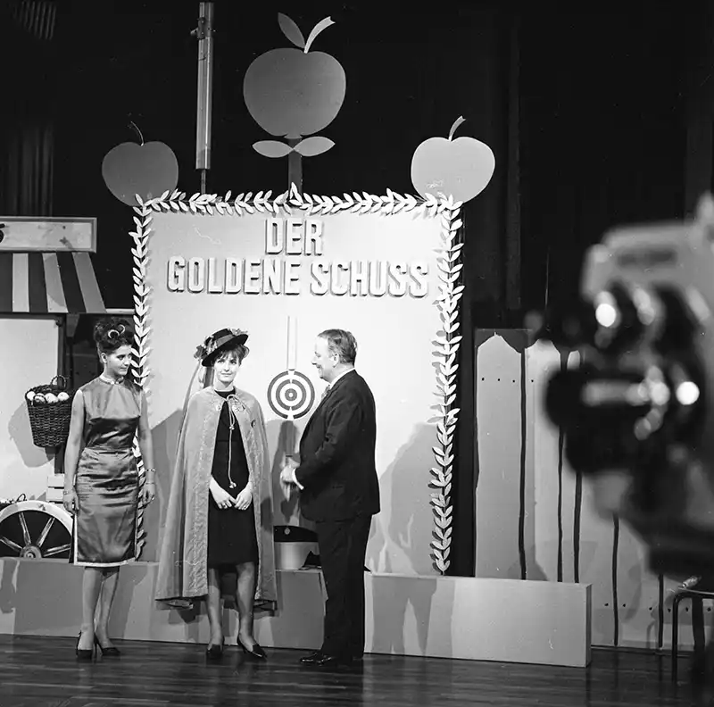 Studioaufnahme des Entertainers Lou van Burg, fotografiert von Ingeborg Bock-Schroeder, aus dem Archiv der Sammlung Bock-Schroeder